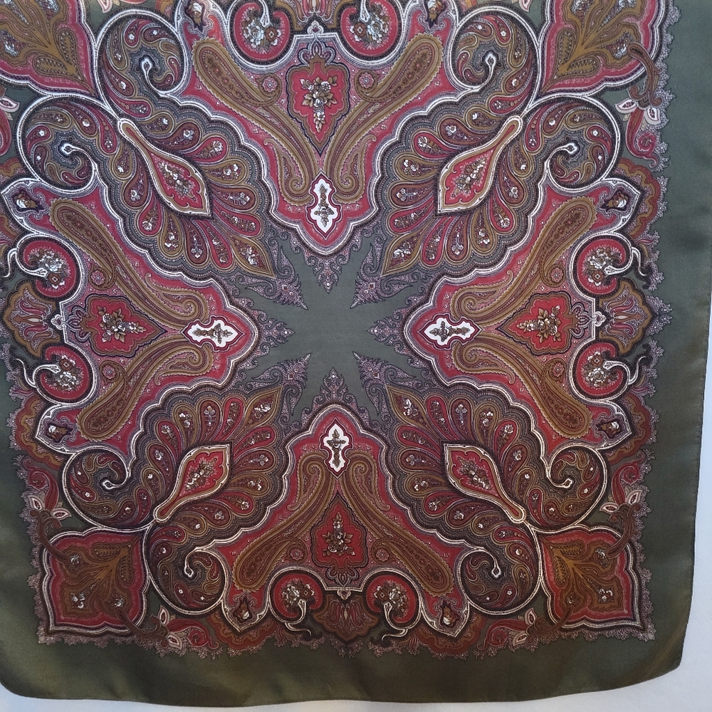 VINTAGE BEAUTIFUL SILK SCARF 22X22 INCHES